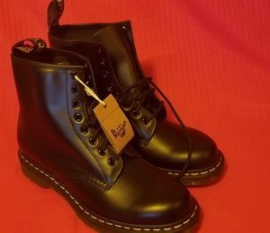 Dr. Martens 8 eye 1460 boot